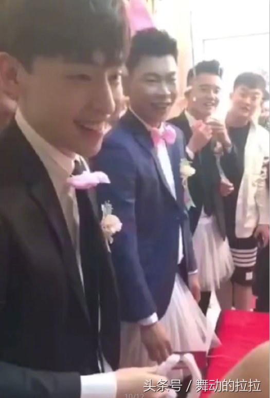 邓伦参加朋友婚礼，穿粉色裙子当伴郎，网友说，组团抢伴郎