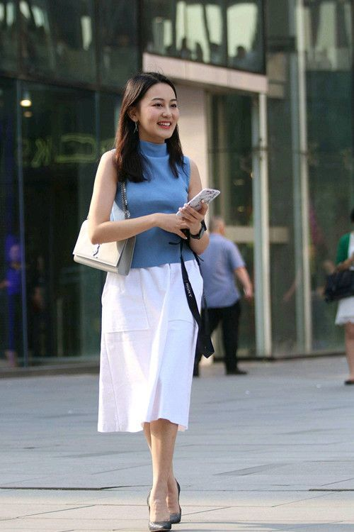 『 身穿』身穿一条吊带长裙,尽显优雅的女神范,街拍:气质高雅的长发小姐姐