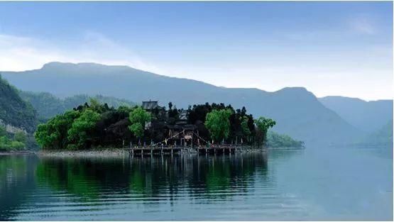 这个湖与邛海、泸沽湖齐名，是四川第三大天然高原湖泊