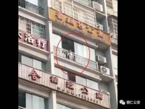  『爬出』惊险！四岁男孩爬出8楼窗外，命悬一线特警队员及时救助