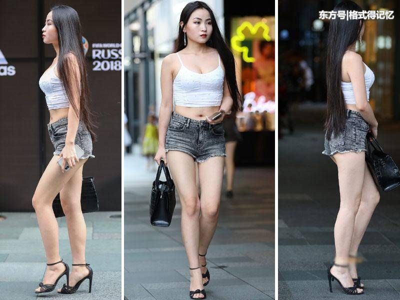 美女身穿这件白色的吊带装，有一种内衣美的感觉!