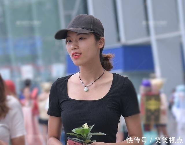  好处■时尚街拍 - 运动裤的小姐姐显得很苗条，健身的好处不言而喻