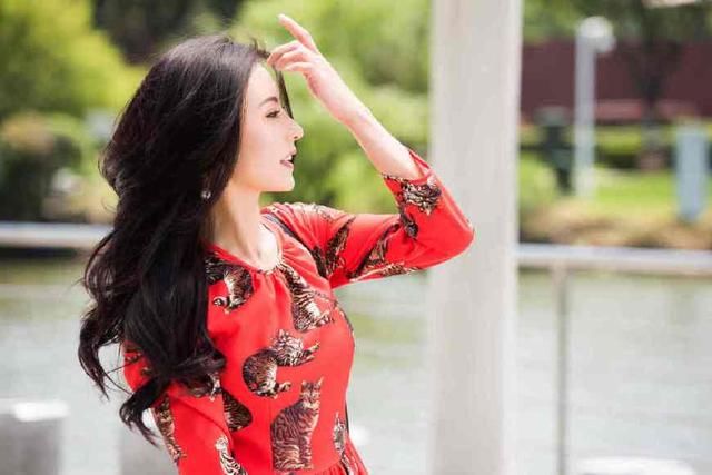 张柏芝穿印花连衣裙撞上范冰冰，网友:时尚和气质对比一目了然!