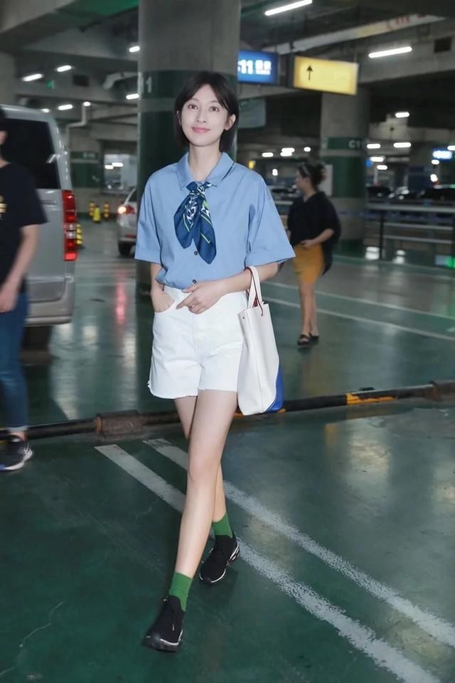 张俪现身机场，白短裤配绿袜子居然一点不丑，网友：还不是腿长！