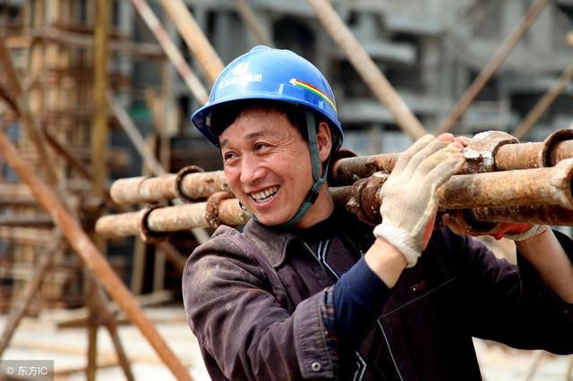 按照现在的工资，农民工出去打工一年能不能挣十万块钱呢？