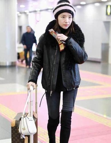 37岁董洁真会穿! 牛仔裤套在过膝长靴里, 不但显腿长还特显嫩