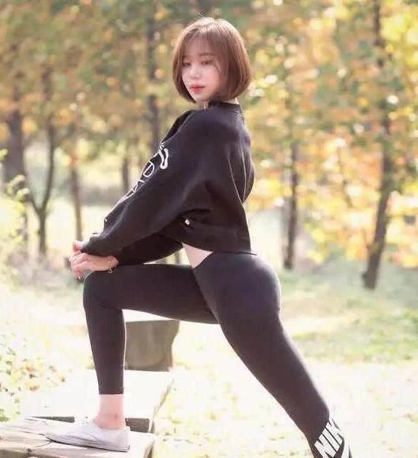 街拍 打底裤美女彰显成熟魅力，图2小姐姐特别高挑有型!