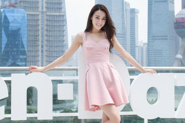 迪丽热巴又美了! 穿短裙搭高跟鞋现身秀腿, 网友: 看一眼就沦陷了