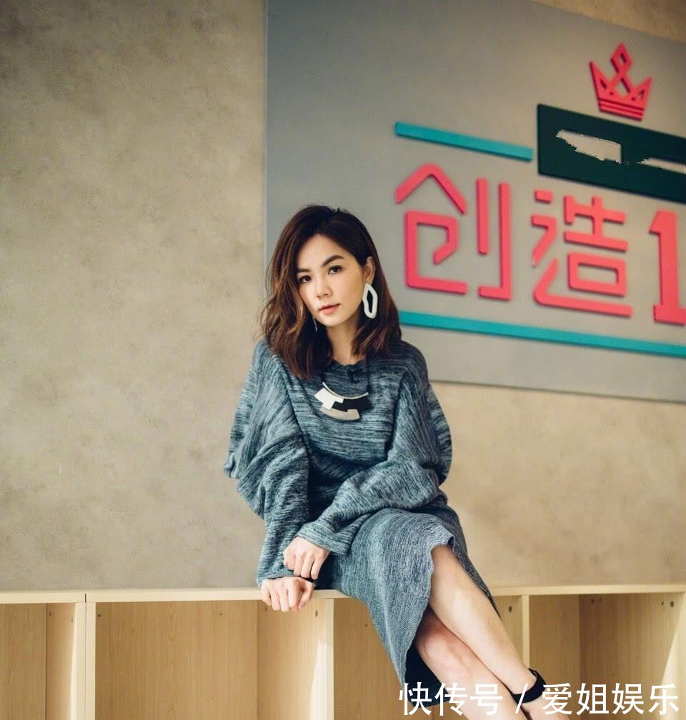 陈嘉桦脚踩恨天高, 搭配浅色短裙很淑女, 网友: 这才叫女人!