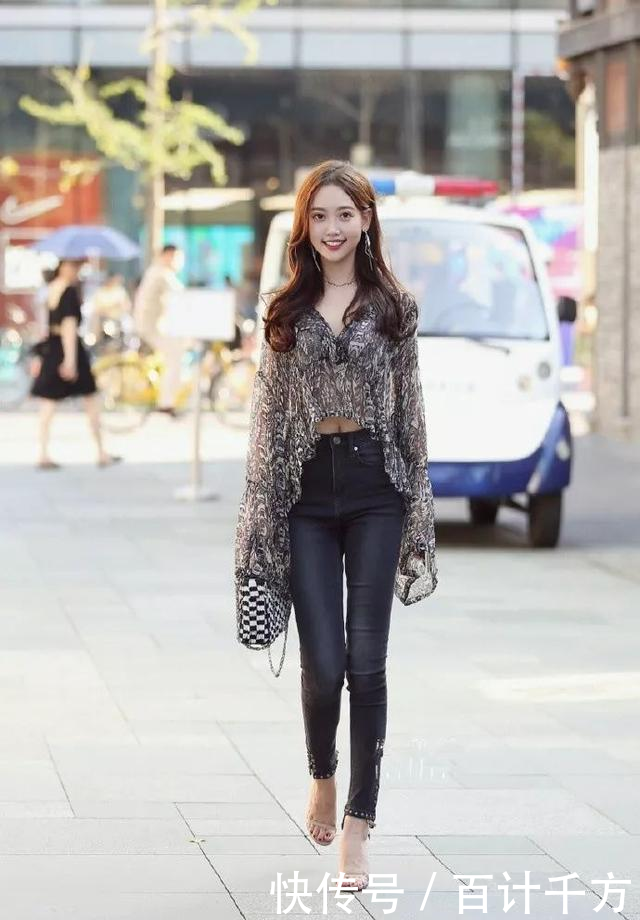  『显得』看到这位小姐姐甜美的微笑，是不是有一种想要恋爱的感觉呢？