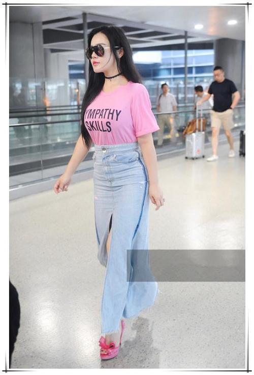 当96斤冉莹颖和104斤李冰冰同穿开叉牛仔裙，网友：画风如此尴尬