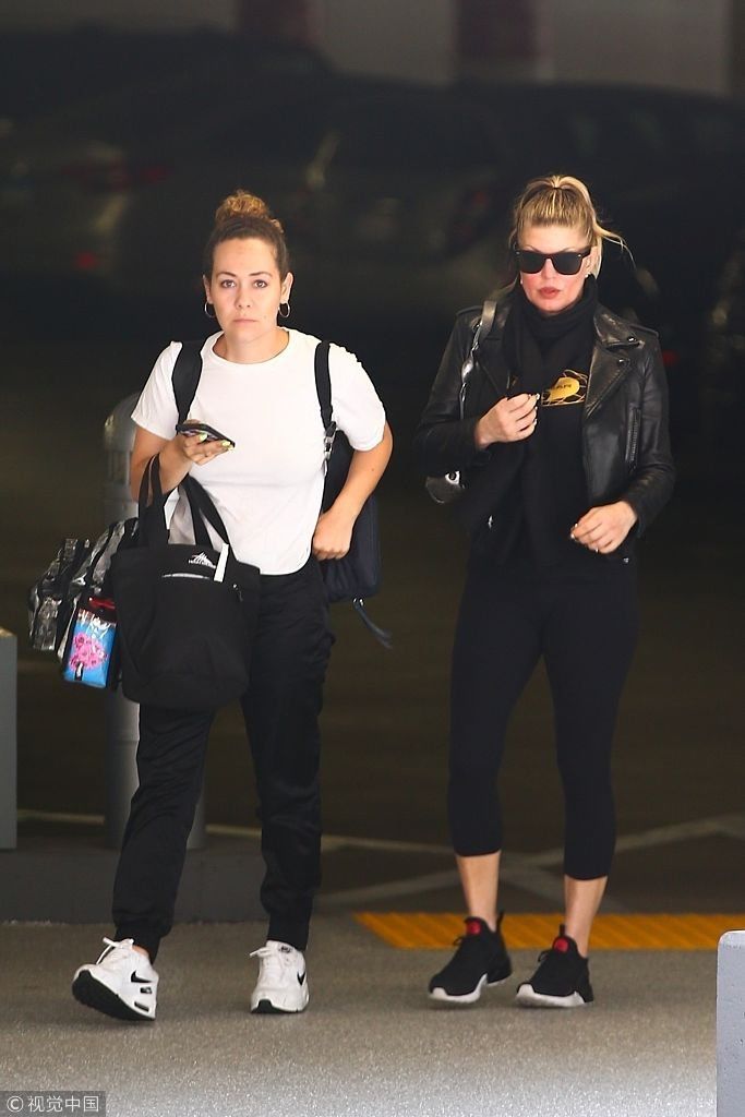 菲姬大姐头装扮出街 不惧紧身裤显腿粗