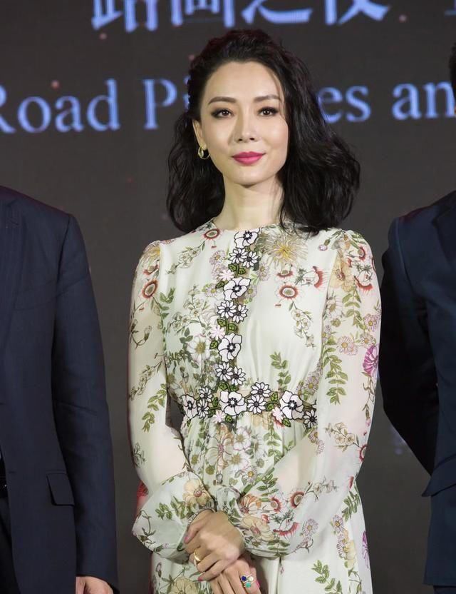  纹路：“陈数”怪不得能常上热搜榜，穿印花连衣裙配纹路卷头发
