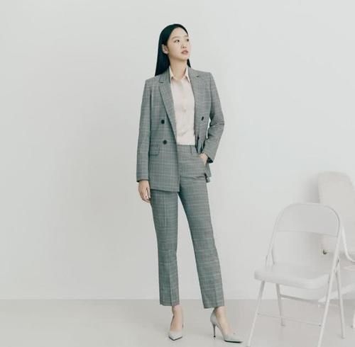  「完美」金高银完美示范职场穿搭！低饱和色西装，内搭素净T恤或衬衫
