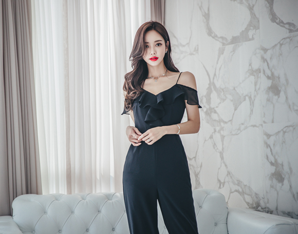 女神孙允珠，黑垭幽深镜泊湖蓝吊带阔腿裤