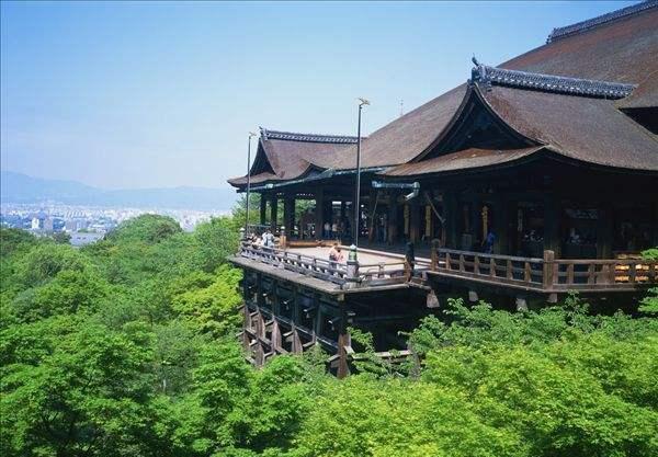  #金阁寺#日本仿效中国修建的城市，用金子打造寺庙，庭院被称为极乐净土