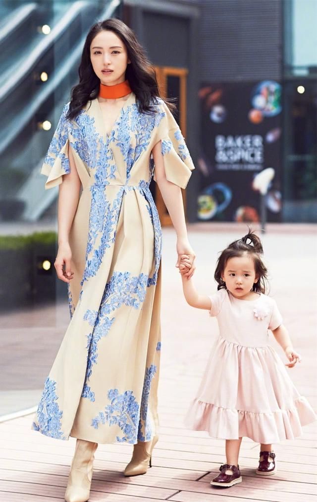 董璇携爱女时尚杂志写真，女儿圆脸蛋惹人爱，网友:高云翔不配!