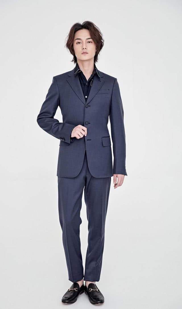 尹正时尚搭配，百变造型，时尚潮流，帅气十足，型男气质十分突出