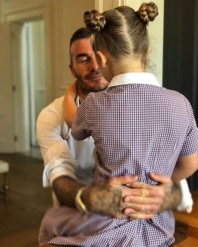 贝克汉姆曾发誓不会剪掉小七头发，如今却亲自剪短小七头发换造型