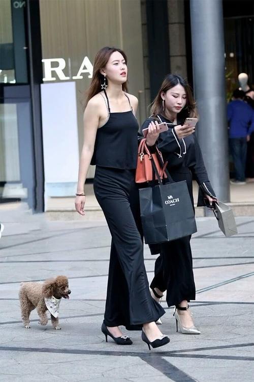 一头乌黑及腰的长发，让美女整个人的气质清秀淡雅非常清纯甜美！