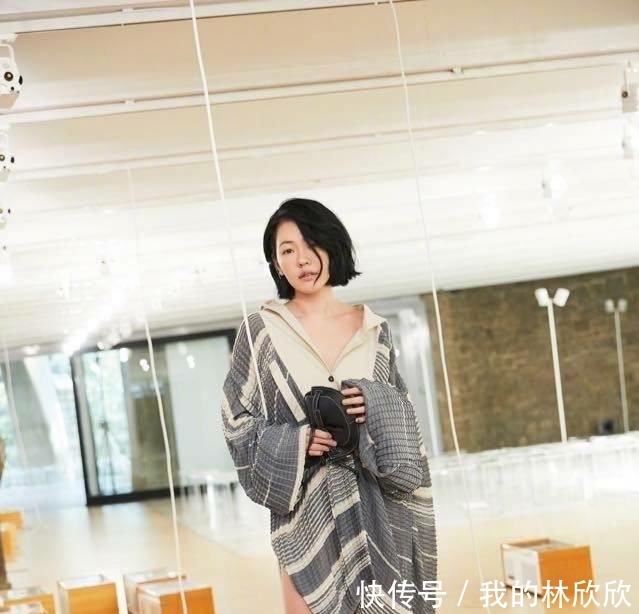 『休闲装』小S素颜走机场,休闲装竟能穿出时尚范儿,洒脱随性还有气场
