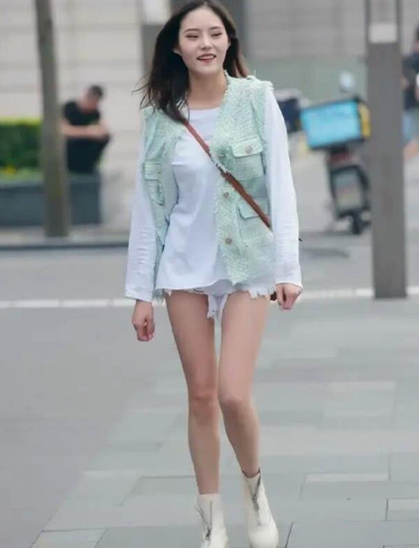  『气质』街拍：闭月羞花的美女，一件灰色一字肩拼接连衣裙，时尚气质美