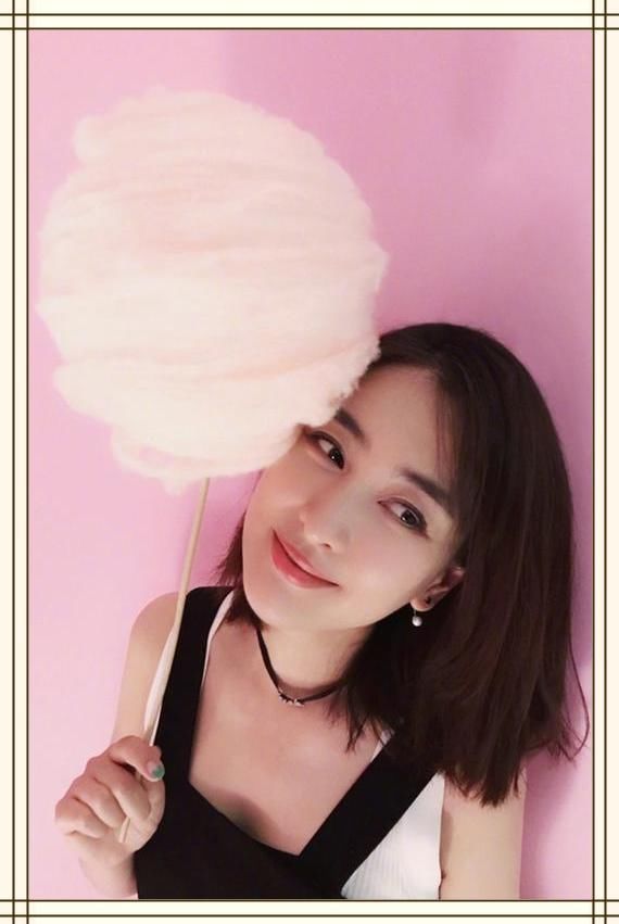 马苏不安分啦！扣子“七扭八歪”来装嫩，网友：一把年纪看着掉价