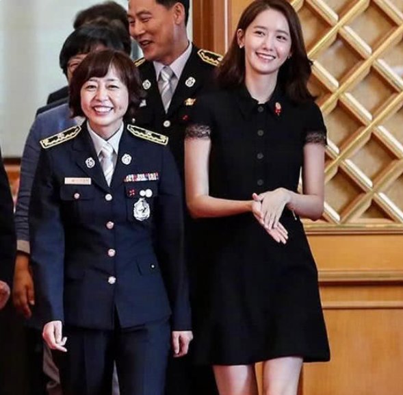 林允儿被总统夫人邀请吃饭,这待遇无人能及,网友:裙子有点短了