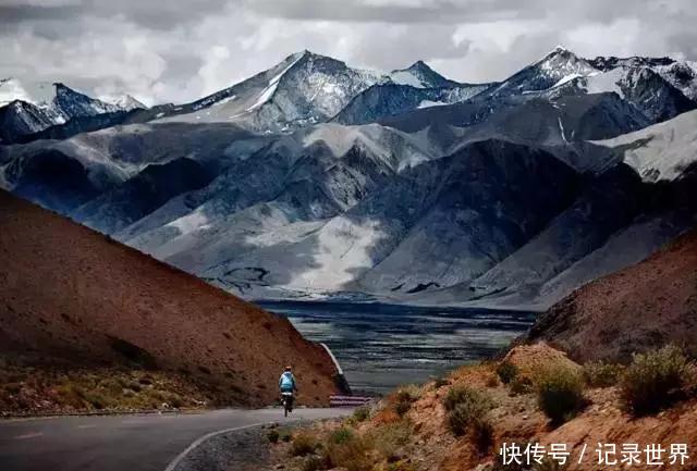 中国最难挑战的公路，途径无人区或沙漠地区，但是沿途风景超美！