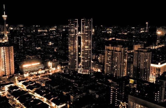  【途径】这条连接上海和成都的高铁，全长1900公里，途径多城，