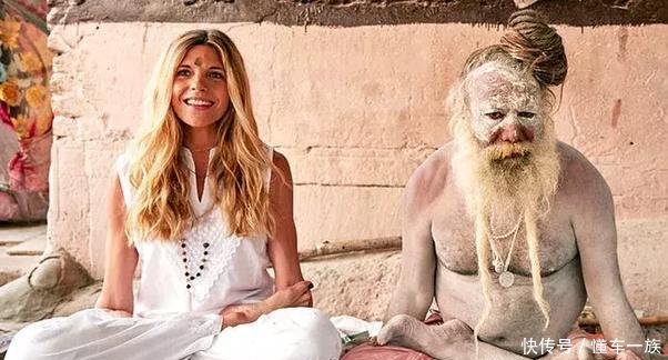 印度“苦行僧”让美女相伴左右，游客却对他们避而远之，好福气？