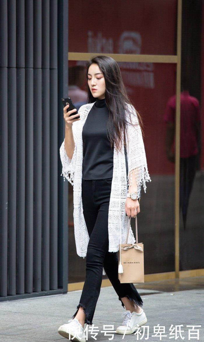 【凸显】街拍:一条热裤,一件白体恤,凸显美女高挑身材