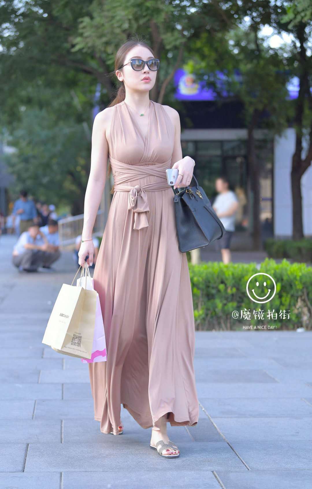 街拍:美女吊带连衣裙,打破夏日沉闷傲人身姿多一份想象力!