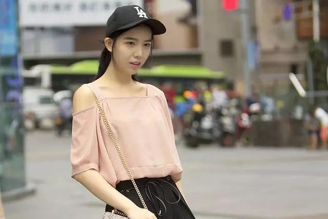 偶遇美女，清纯亮丽娴静端庄，十足的女人味。