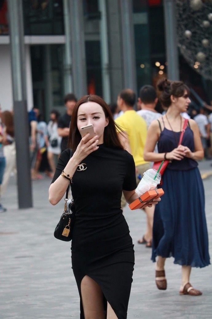 路人街拍：青春靓丽的小姐姐们就是会穿，时髦开叉裙真是太美了！