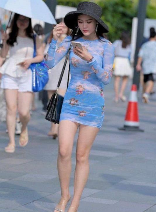  清秀：街拍：螓首蛾眉的小姐姐，米色外套配米色短裙，长相清秀又美丽