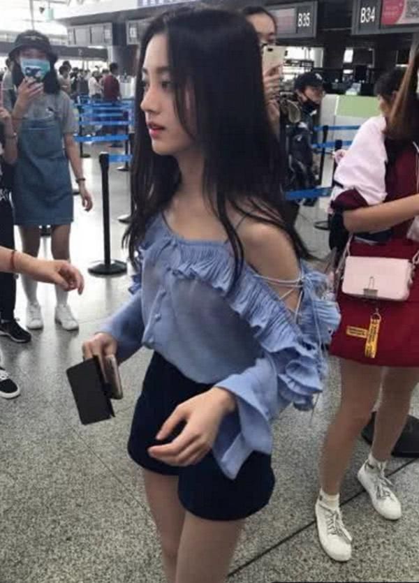 鞠婧祎私下竟长这样，回头的一瞬间，网友直呼：人间尤物！