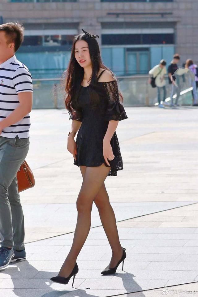 街拍:微胖的美女少妇穿黑色蕾丝裙,尽显好气质!