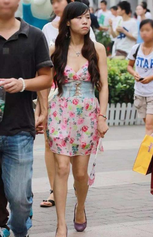 路人街拍，粉色的裹胸背心很好的展现出了小姐姐玲珑有致的好身材