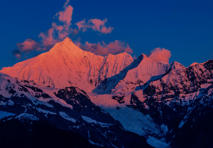 梅里雪山的卡格博峰南侧,有自千米悬崖倾泻而下的瀑布,称为“雨
