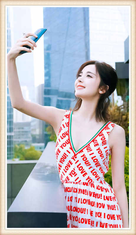 当古力娜扎和郑爽同穿裙子时，气质差距一目了然，张翰会更中意谁