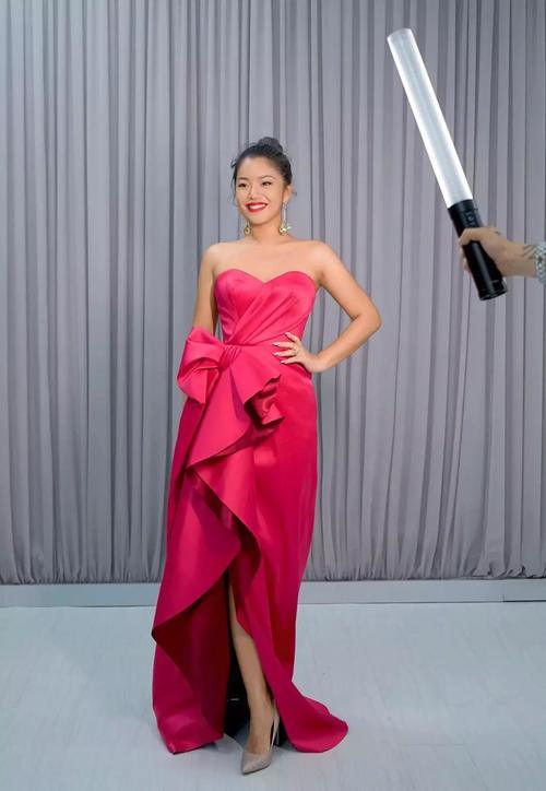 王菊比赛是假瘦，机场吊带裙，副乳尴尬到爆！