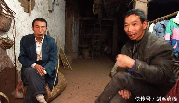 十五岁女孩与35岁的男子荒谬的婚姻生活，她对丈夫却称大叔