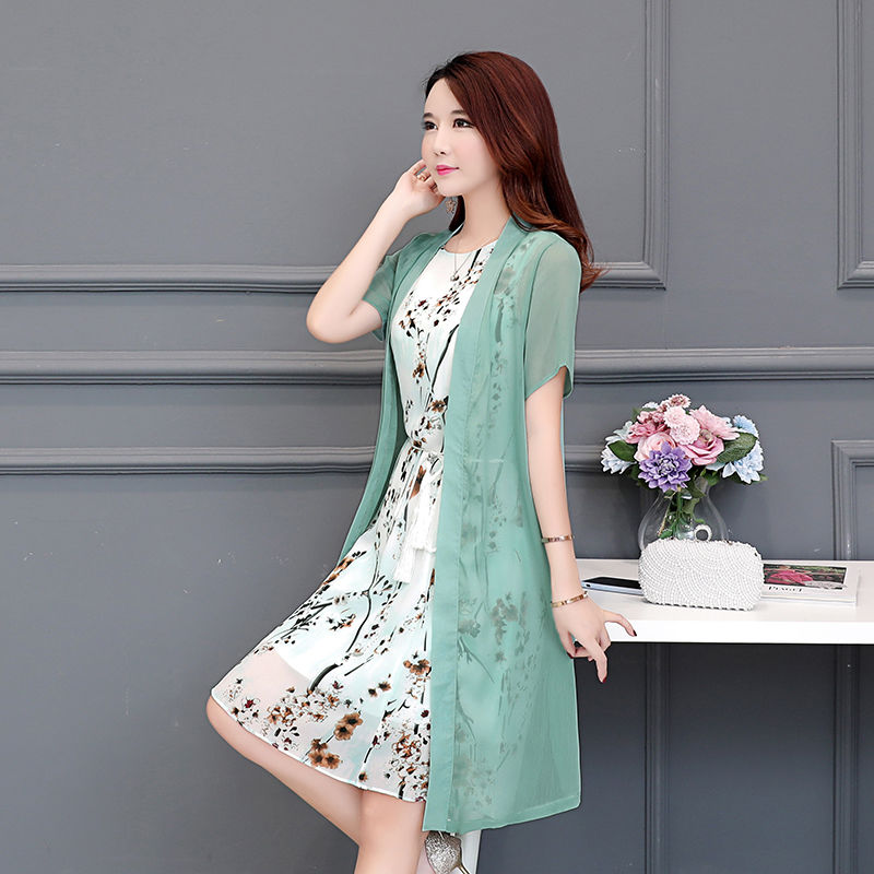 女人爱美不分年龄，中年女人穿这裙，高雅又洋气，特有女人味