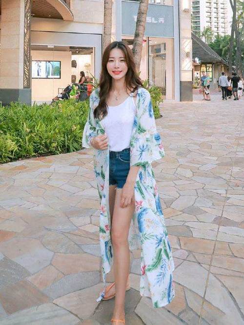 街拍：精致的粉色包臀裙，小姐姐分分钟拥有迷人大长腿