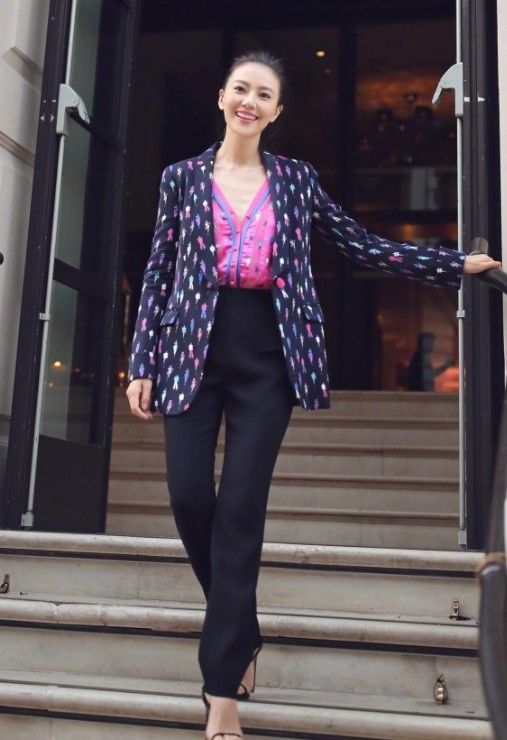 高圆圆嫌裙子太长了?在腰间把衣服卷了一圈，简直美翻天