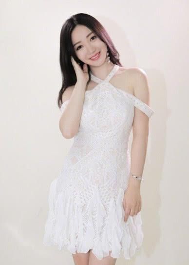 柳岩太敢穿了，一袭蕾丝白色长裙，美的让人不敢相信