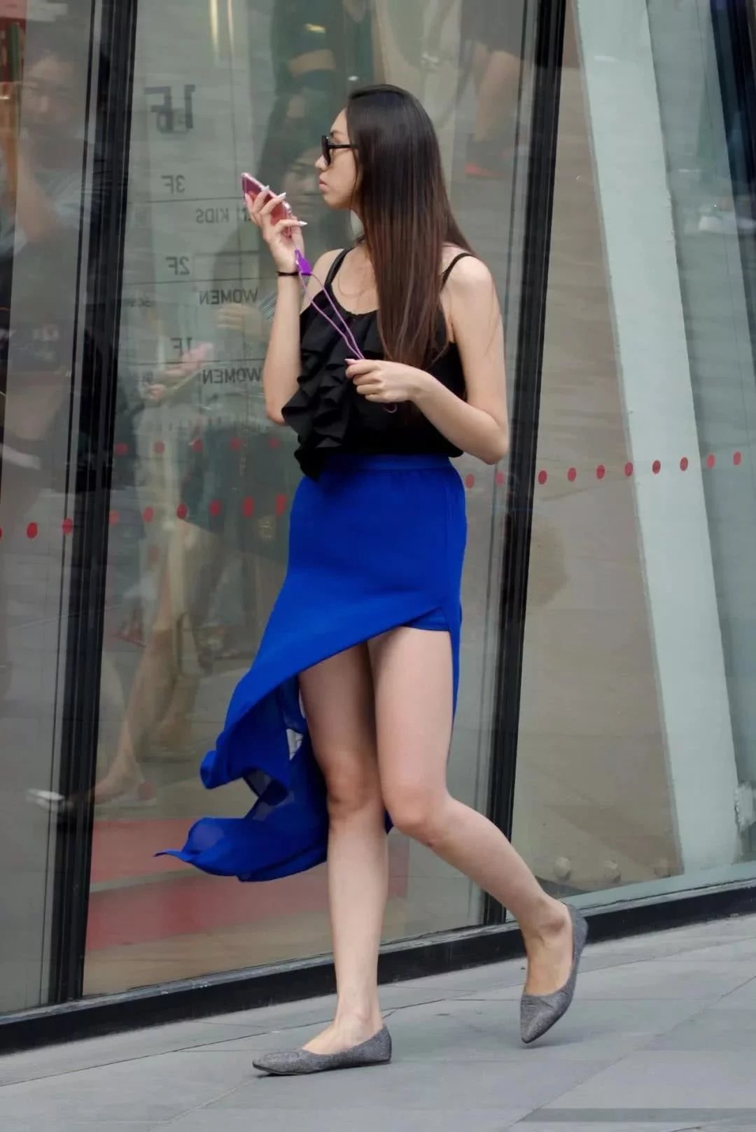 性感小姐姐身穿蓝色纱纱裙秀出模特般的好身材