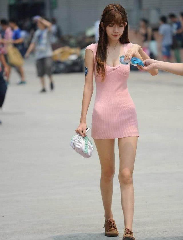 街拍美女:粉色裹身裙美女,裙子太紧勒出了曲线美
