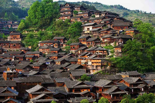 去苗寨旅游时，为何有的苗族女孩会递给游客一块“布”？